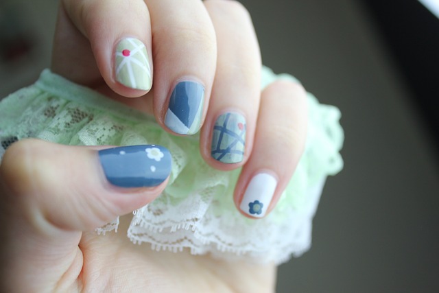 How to use nail striping tape